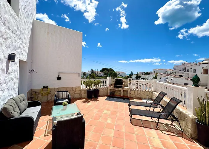 Casa En Nerja Con Gran Terraza, Muy Luminosa Y En Tranquila Urbanizacion