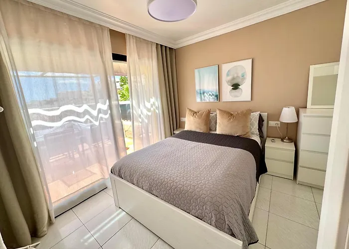 Casa En Nerja Con Gran Terraza, Muy Luminosa Y En Tranquila Urbanizacion